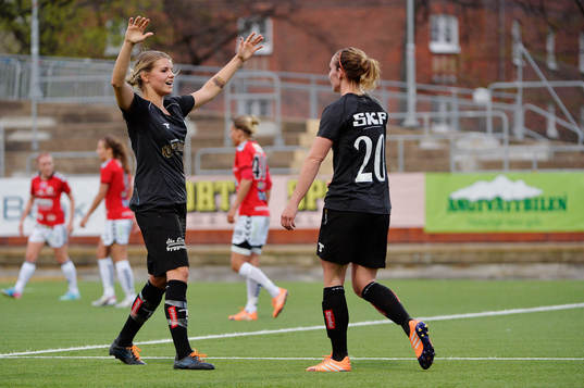 Göteborgs Andrine Hegerberg  (tv) gratulerar  Manon Melis (th) som jublar efter att ha gjort 2-0