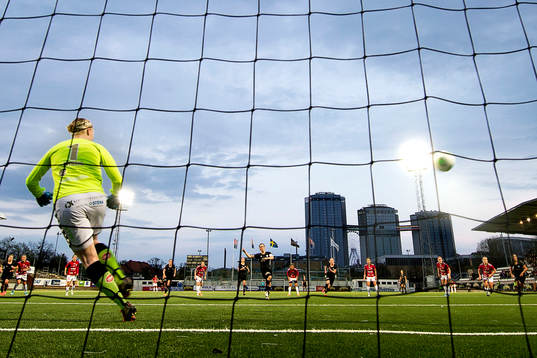 Göteborgs Marlene Sjöberg gör 3-1 på straff bakom