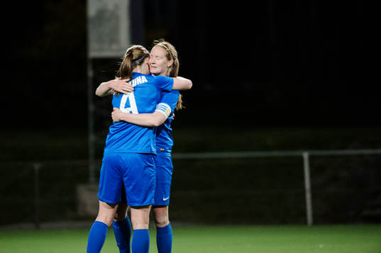 Eskilstunas Louise Quinn och Vaila Barsley firar 0-2 segern
