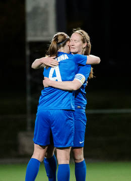 Eskilstunas Louise Quinn och Vaila Barsley firar 0-2 segern