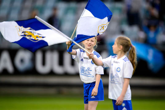 Två tjejer viftar med flaggor innan fotbollsmatchen i Allsvenskan mellan IFK Göteborg och Falkenberg den 25 april 2014 i Göteborg.