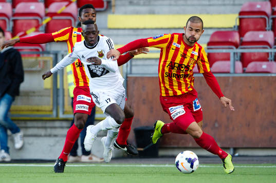 Syrianskas Success Chimankpa Nwosu (tv) och Diego Brum  i kamp med Östersunds Modou Barrow (mitten)