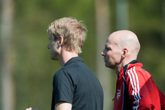  Vittsjös tränare Simon Sjöfors och Thomas Mårtensson i matchen i damallsvenskan mellan Vittsjö och AIK i Vittsjö 26 april 2014.