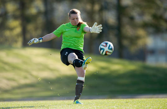 Målvakt sparkar in bollen i matchen i damernas division 1 mellan FC Hessleholm och Torslanda i Hässleholm 26  april 2014.
