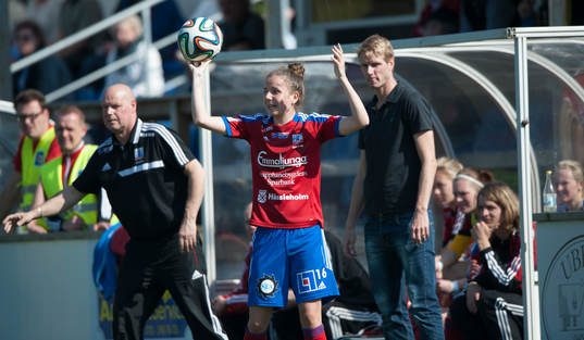 Vittsjös Hayley Lauder beredd kasta inkast  i matchen i damallsvenskan mellan Vittsjö och AIK i Vittsjö 26 april 2014.