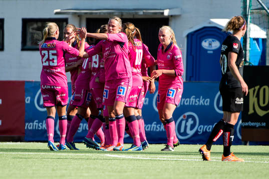 Jubel Linköpings efter att  Mariann Gajhede Knudsen gjort 1-0 