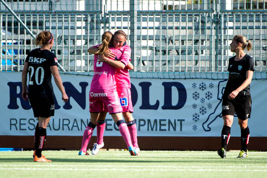 Linköpings Mariann Gajhede Knudsen gör 1-0 och jublar med Jennie Nordin