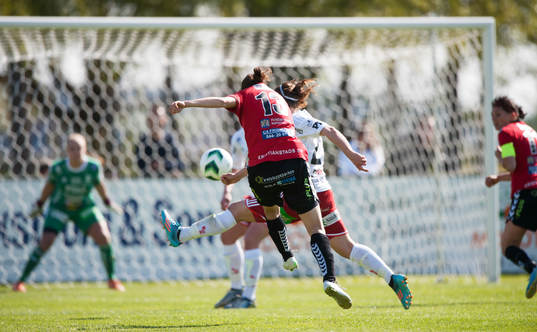 Kristianstads Johanna Rasmussen skjuter matchens sista skott i matchen i damallsvenskan mellan Kristianstad och Piteå i Kristianstad 27 april 2014.