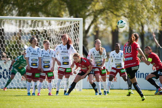 Kristianstads Johanna Rasmussen skjuter frispark i matchen i damallsvenskan mellan Kristianstad och Piteå i Kristianstad 27 april 2014.