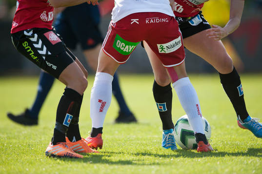 Kamp om bollen i matchen i damallsvenskan mellan Kristianstad och Piteå i Kristianstad 27 april 2014.