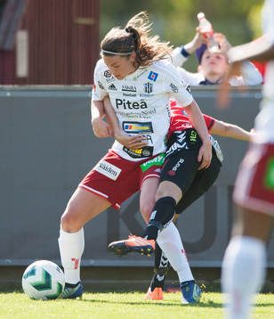 Närkamp i matchen i damallsvenskan mellan Kristianstad och Piteå i Kristianstad 27 april 2014.
