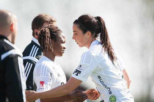 Piteås tränare Stellan Carlsson byter in Francisca Ordega i matchen i damallsvenskan mellan Kristianstad och Piteå i Kristianstad 27 april 2014.