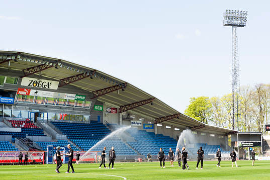 Mjällbys spelare är ute och känner på gräset