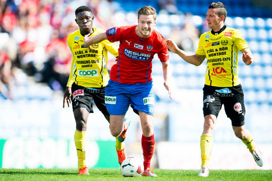 Helsingborgs Arnór Smárason i kamp med Mjällbys Kwame Bonsu och Kristian Haynes