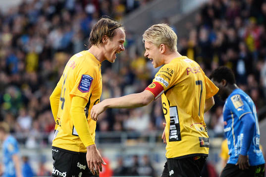 Elfsborgs Viktor Prodell och Johan Larsson jublar efter 4-1