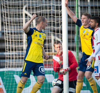 Ängelholms Junes Barny har slagit en hörna i mål och gjort 1-0, lagkamraterna Jakob Augustsson och Eric Pothast jublar, i matchen i Superettan i fotboll mellan Ängelholm och Assyriska i Helsingborg 29  april 2014.