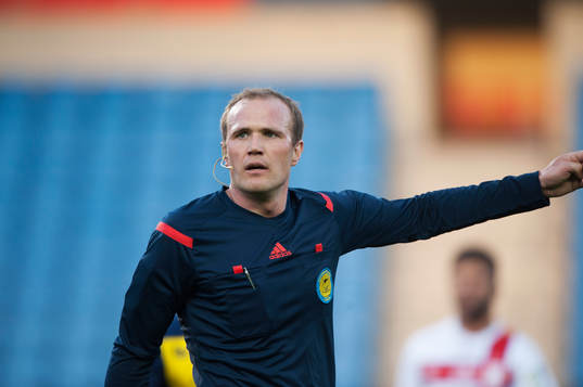Domaren Patrik Eriksson i matchen i Superettan i fotboll mellan Ängelholm och Assyriska i Helsingborg 29  april 2014.
