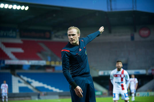 Domaren Patrik Eriksson i matchen i Superettan i fotboll mellan Ängelholm och Assyriska i Helsingborg 29  april 2014.