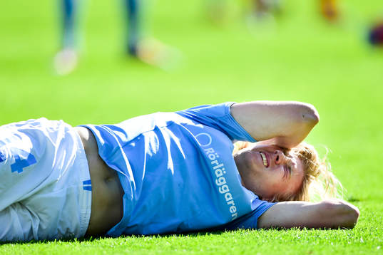 Malmö FFs Simon Kroon ligger skadad på planen