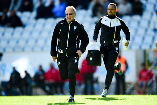 Malmö FFs läkare Pär Herbertsson och naprapat Wilner Registre springer för att hjälpa Simon Kroon (ej i bild)
