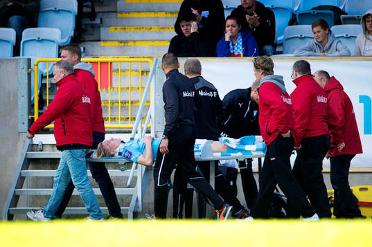 Malmö FFs Simon Kroon bärs ut på bår efter en skada