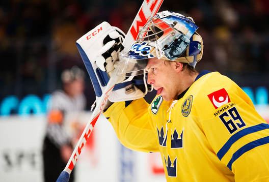 Sveriges målvakt Anders Nilsson räcker ut tungan
