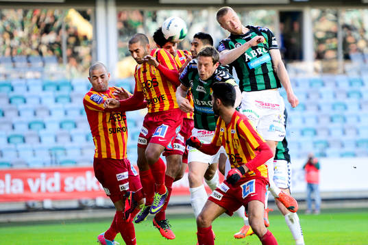 Syrianskas Diego Brum (tv) och Saman Ghoddos i nickduell med GAIS Kenneth Gustafsson och Björn Andersson framför Syrianskas mål