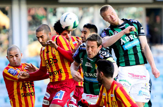 Syrianskas Diego Brum (tv) och Saman Ghoddos i nickduell