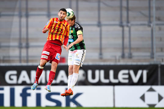 Syrianskas Robert Massi i nickduell med GAIS Kenneth