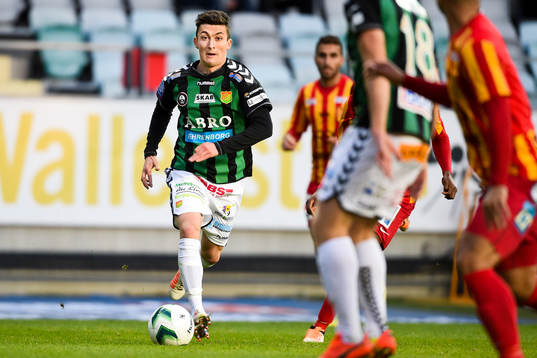 GAIS Petri Zhubi driver fram med bollen