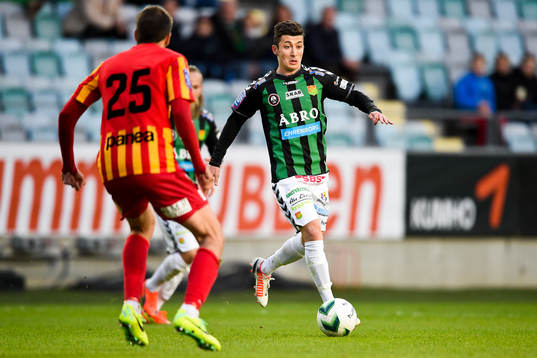 GAIS Petri Zhubi driver fram med bollen