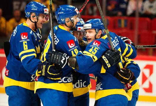 Sveriges Oscar Möller (t h) jublar