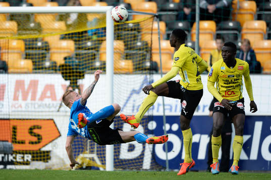 Halmstads Gudjón Baldvinsson  brassesparkar i matchen i allsvenskan mellan Mjällby och Halmstad i Hällevik 3 maj  2014.