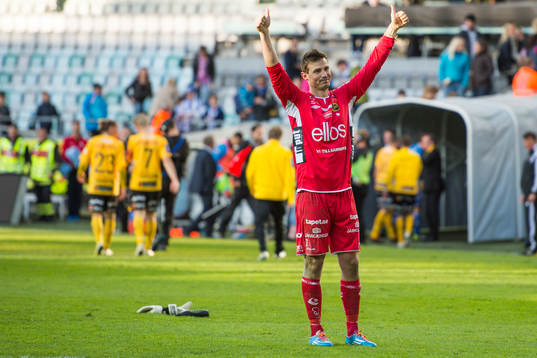 Elfsborgs målvakt Kevin Stuhr-Ellegaard gör tummen upp till supportrarna