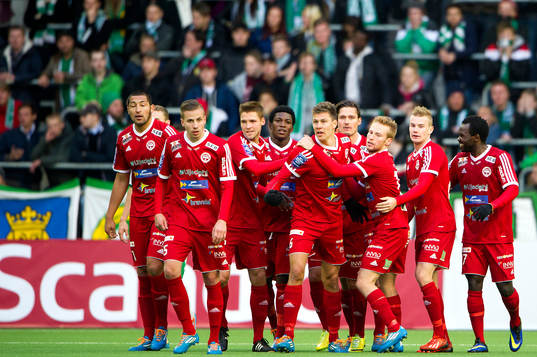 Värnamos spelare jublar efter att Martin Claesson gjort 1-1