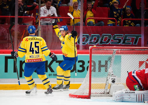 Sveriges Oscar Möller och Mikael Backlund jublar