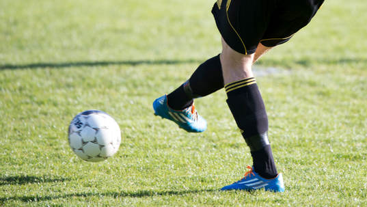 Bredsida i matchen i div. lll mellan Älmhult och IFK Hässleholm i Älmhult 4 maj  2014.