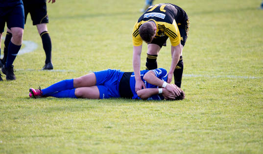 Skadad spelare i matchen i div. lll mellan Älmhult och IFK Hässleholm i Älmhult 4 maj  2014.