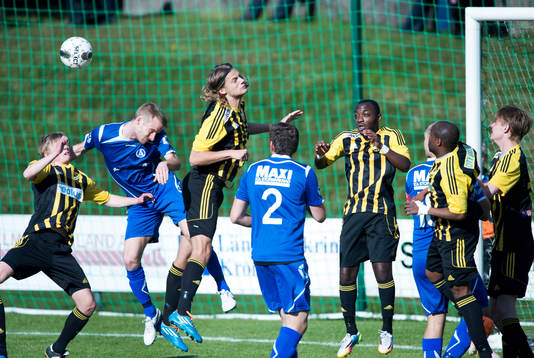 Hässleholms Linus Karlsson nickar undan en hörna  i matchen i div. lll mellan Älmhult och IFK Hässleholm i Älmhult 4 maj  2014.