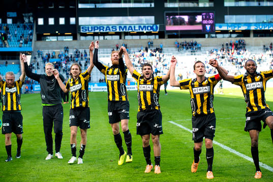 Häckens spelare firar segern