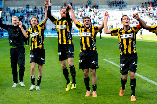 Häckens spelare firar segern
