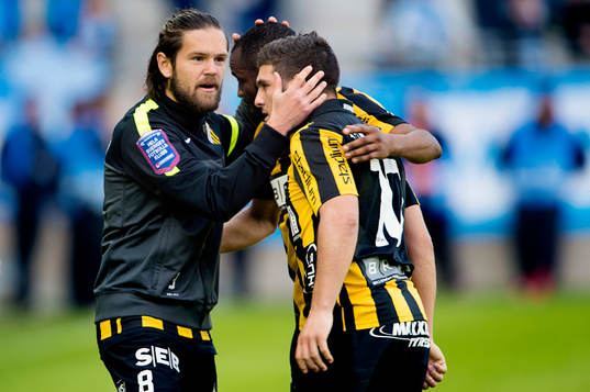 Häckens Ivo Pekalski firar segern med Rene Makondele och Moestafa El Kabir