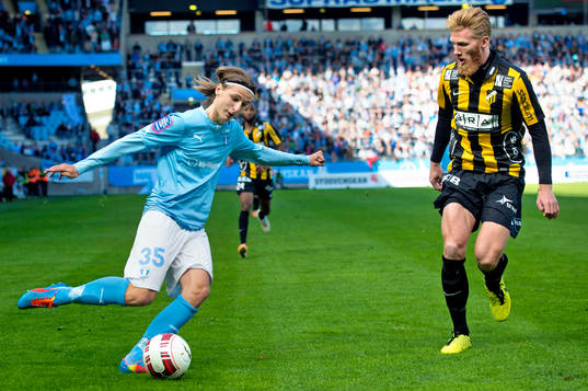 Malmö FFs Pawel Cibicki utmanar Häckens Fredrik Björck