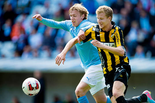 Malmö FFs Emil Forsberg i kamp om bollen med Häckens