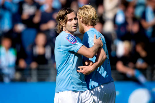 Malmö FFs Markus Halsti kramar om Filip Helander efter han gjort 1-2