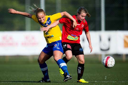 Umeå Södras Jonna Persson i kamp med LB07s Sara Andersson