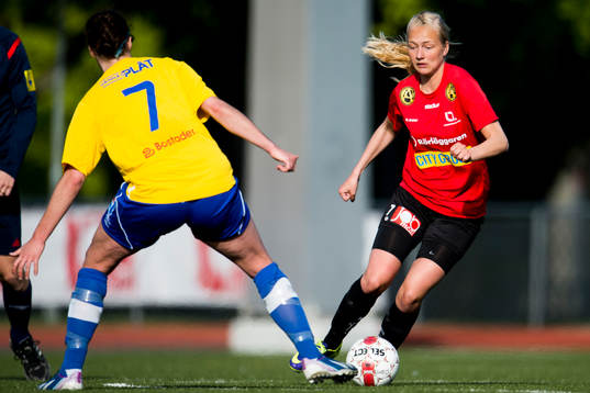 LB07s Alexandra Benediktsson tar sig förbi Umeå Södras Maxime Lindholm
