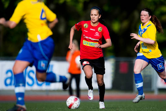 LB07s Josefine Rydle driver fram bollen