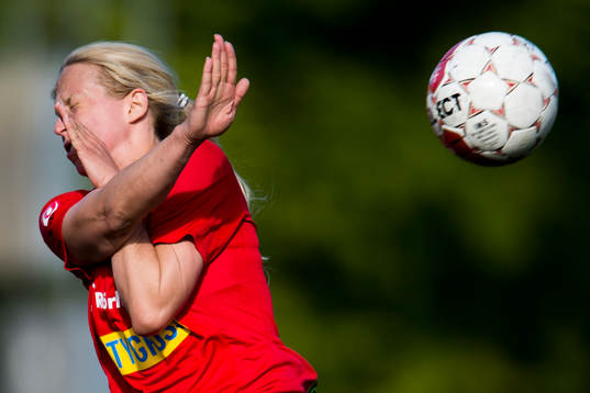LB07s Alexandra Benediktsson träffas av en utspark
