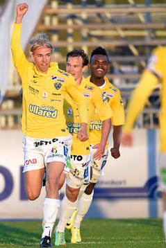Falkenbergs Carl-Oscar Andersson jublar efter han gjort 1-1